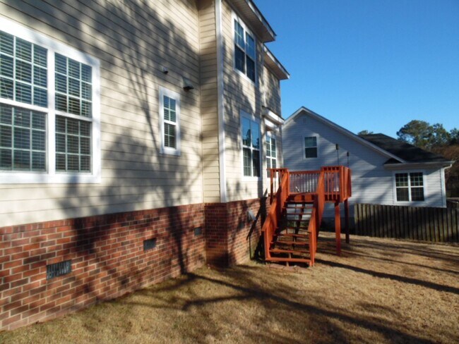 Building Photo - Stunning 4 bedroom with mother-in-law suite on main level