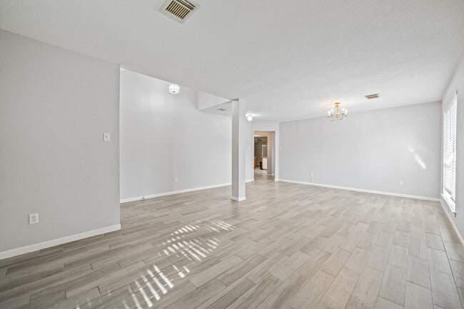 Building Photo - 22623 Round Valley Dr