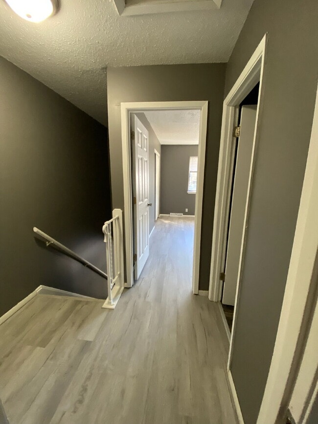 Building Photo - "Charming & Convenient Living: Spacious 2-Bedroom Duplex with 1.5 Baths on Schuetzen Ln, Davenport"