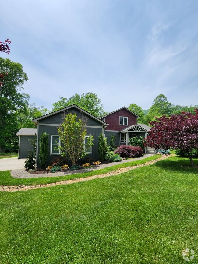 Building Photo - Beautiful East Asheville Long Term Rental ...