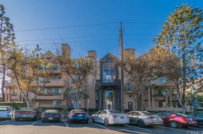 Building Photo - 640 W 4th St