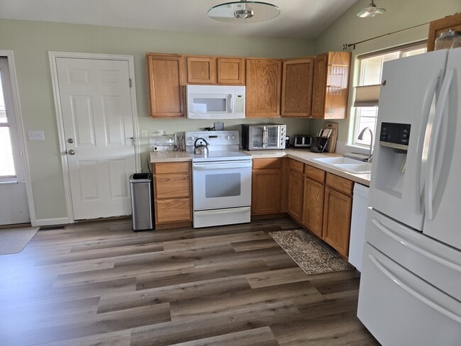 Building Photo - 1343 S Cora Ave