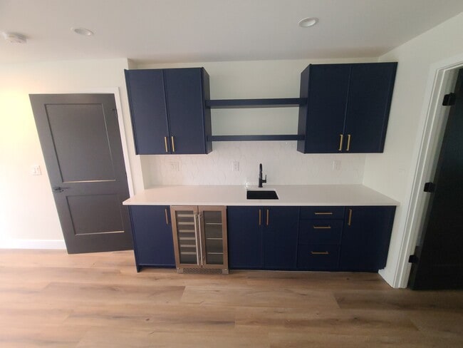 Lower Level Wet Bar - 1095 25th St