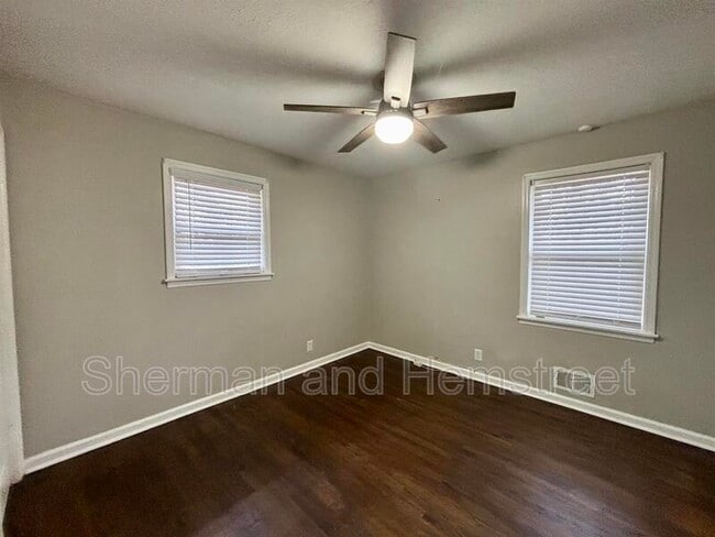 Building Photo - 2817 Meadowbrook Dr