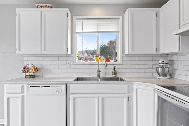 Building Photo - AVAILABLE SEPTEMBER!!!! Beautiful 3bed/2bath house in Pasco, Washington. - APPLY NOW!!!