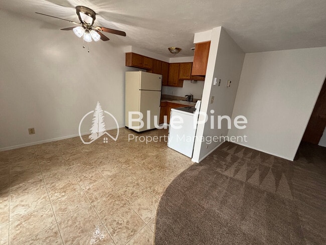 Building Photo - 542 Gladstone St