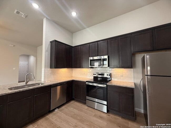 Building Photo - 405 Emma Dr