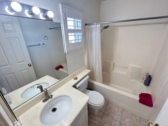 Building Photo - Lovely 3 Bed 2.5 Bath Home in Gated Community in Stanton