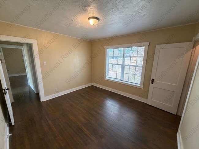 Building Photo - 2 bedrooms 1 bath home.