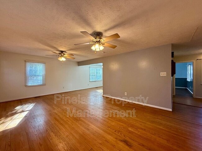 Building Photo - 1521 Paisley Ave