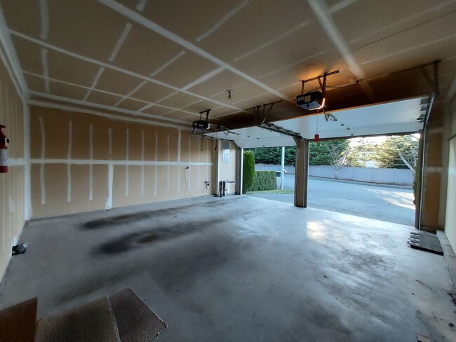 Building Photo - Federal Way Rambler featuring vaulted ceil...