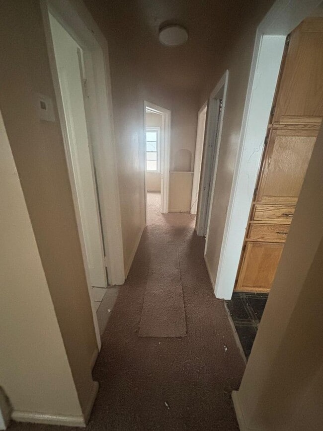 Building Photo - Cute 3 bedroom flexible and willing to work with lower credit scores