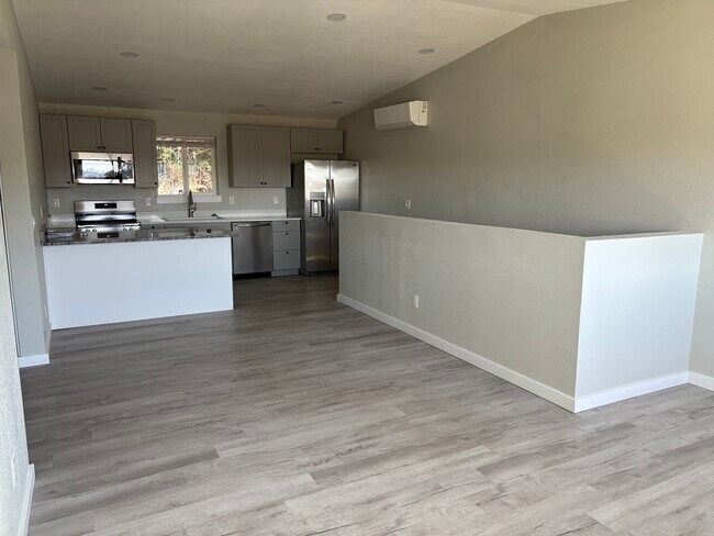 Building Photo - 682 Elm Ave