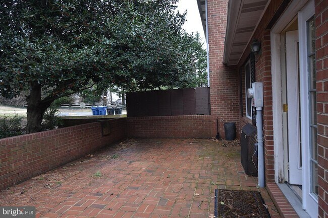 Building Photo - 295 Bay St