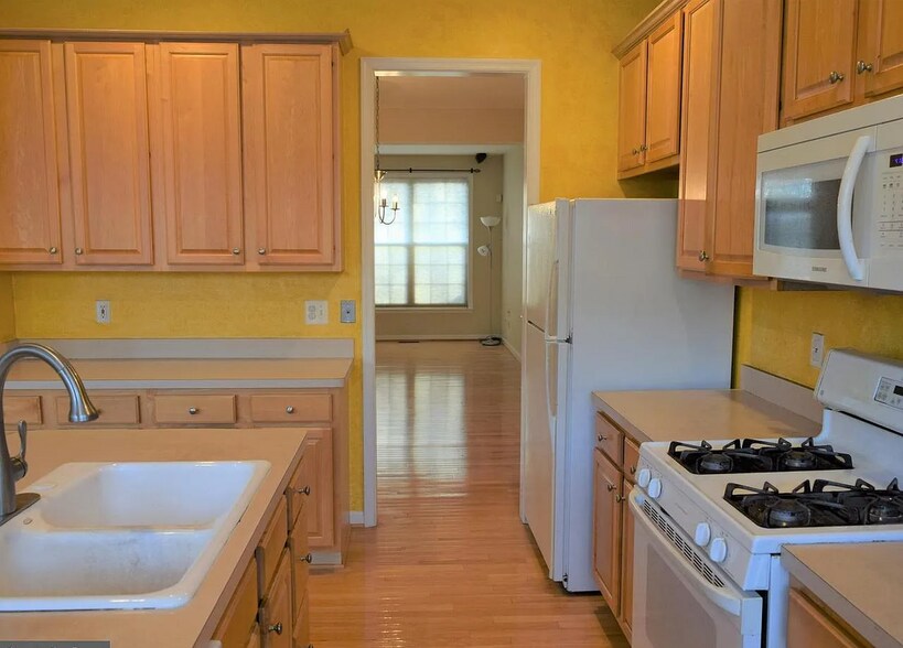 Building Photo - 13133 Rose Petal Cir