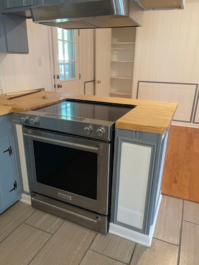Building Photo - SPACIOUS BRICK RANCH in GOLDSBORO! 4 BR, 2 BA - FENCED-IN YARD *Convenient to SJAFB*