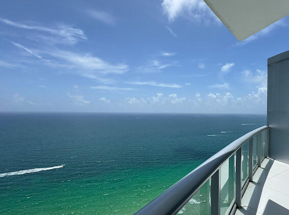 Building Photo - 17001 Collins Ave
