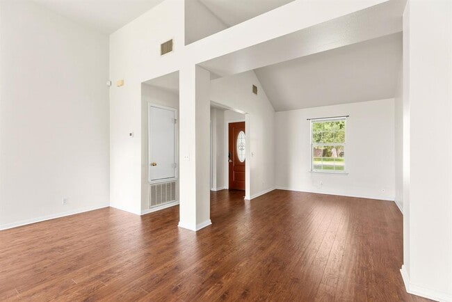 Building Photo - 106 Wisteria Dr