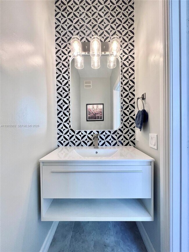 Building Photo - 450 NE 2nd Ave