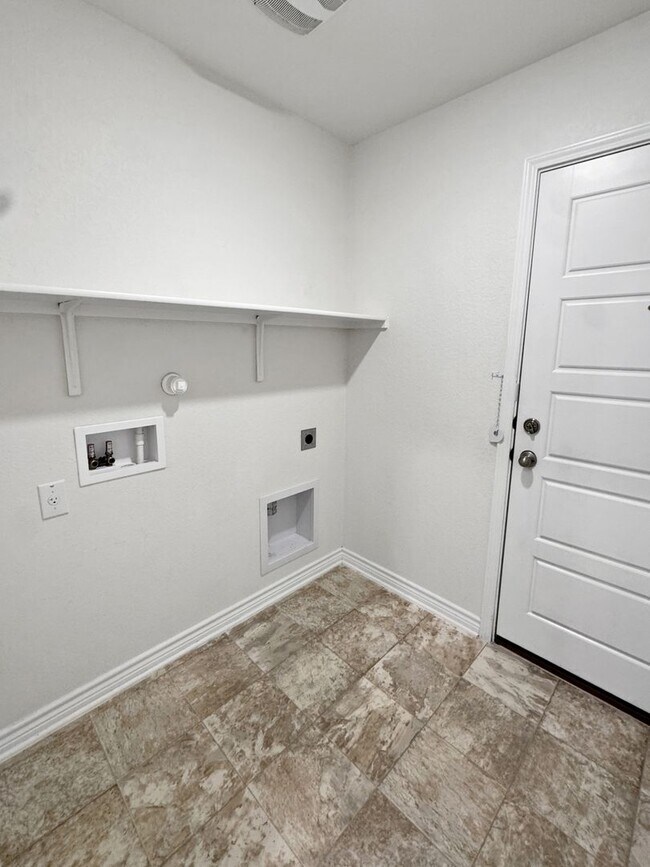 Building Photo - New Braunfels gem