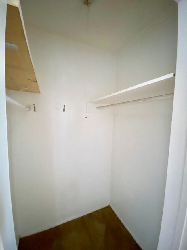 Building Photo - FOR RENT - 2 Br/1Ba 900 SF Cozy Single Sto...