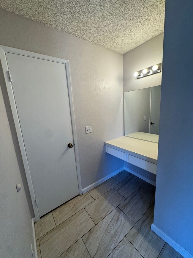 Building Photo - Comfortable Condo Living in Santa Maria