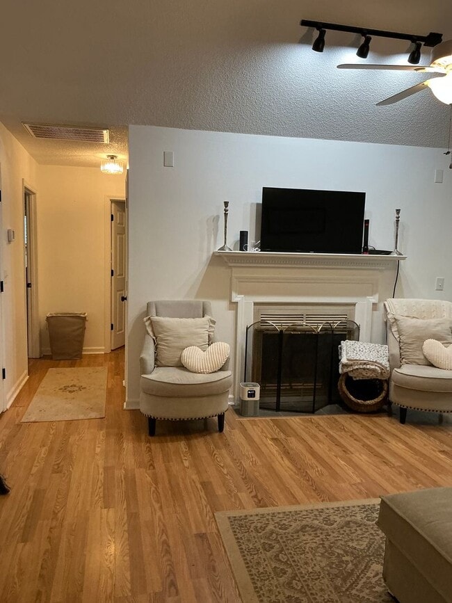 Building Photo - 2/2