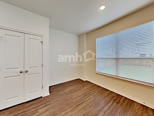 Building Photo - 2737 Lillybrook Ln