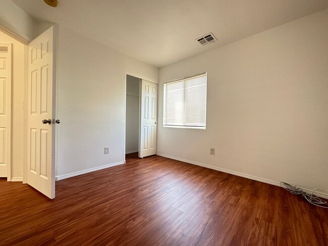 Building Photo - Single Family Home 3 Beds, 2.5 bath, 1 car garage