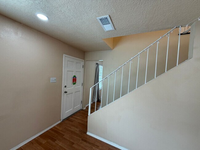 Building Photo - 3 Bedroom Updated Home Available Near Montano Rd NW & Unser Blvd NW!