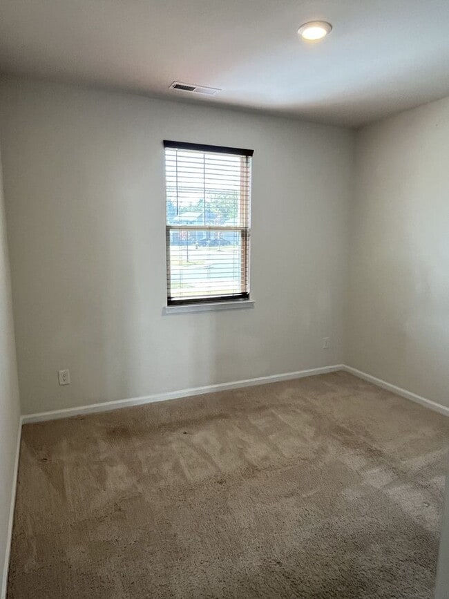 Building Photo - Spacious 5 Bed home in East Charlotte