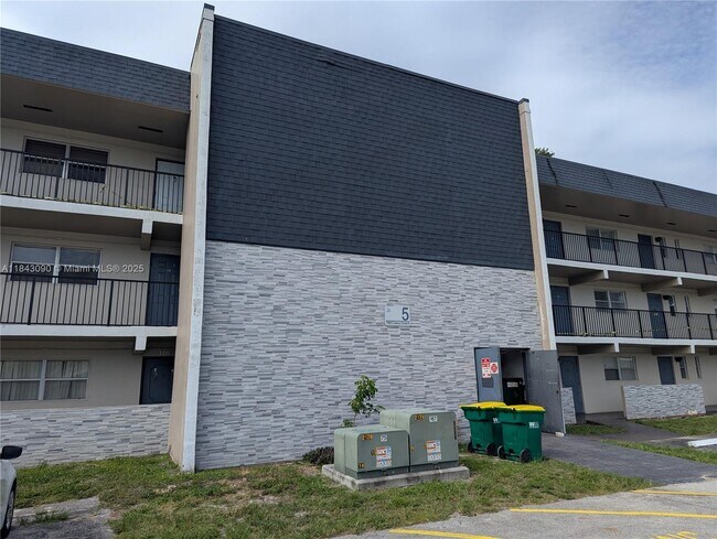 Building Photo - 7960 N Colony Cir