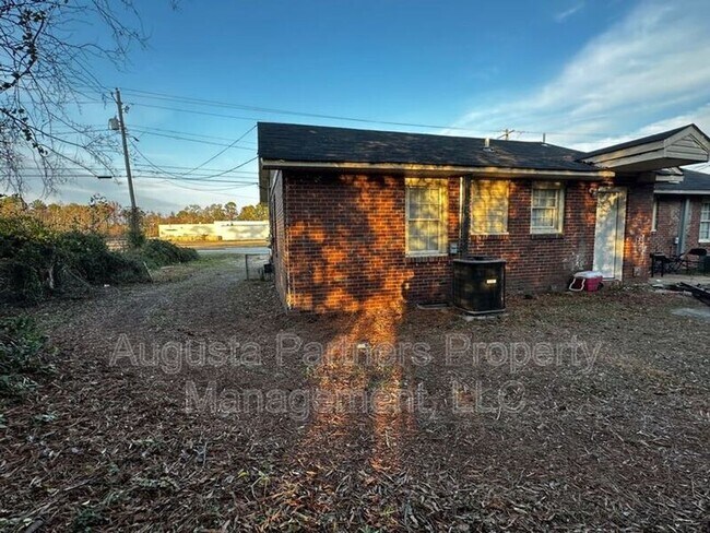 Building Photo - 2237 Bungalow Rd