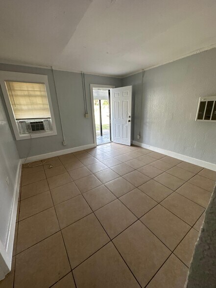 Building Photo - 2534 Moncrief Rd