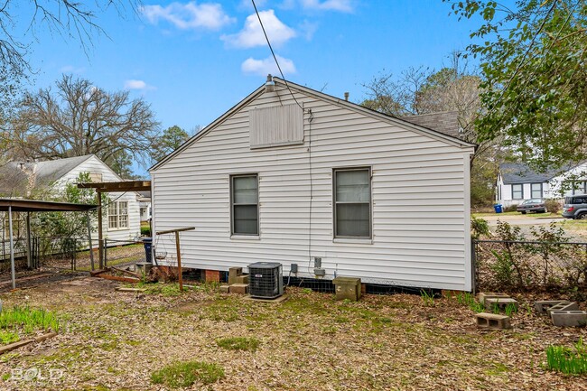 Building Photo - Cute 3 Bedroom 1