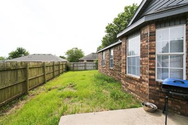 Building Photo - Fantastic House in Fayetteville!
