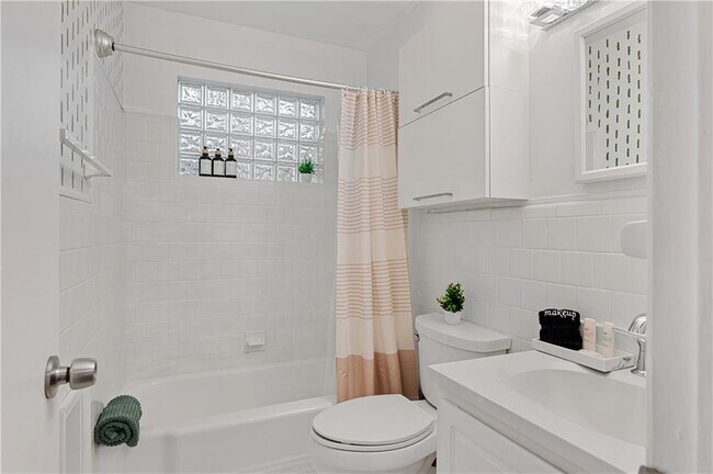 Building Photo - 960 St Charles Ave NE