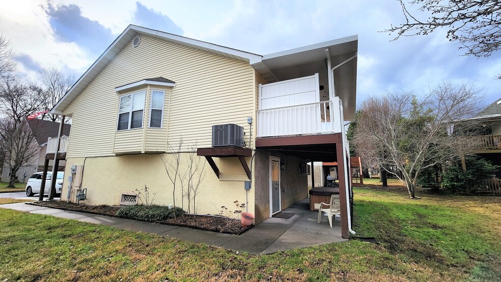 Building Photo - 833 Plantation Dr