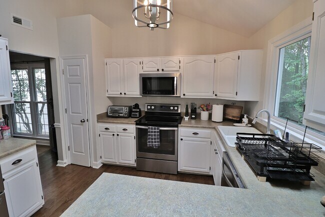 Building Photo - 2804 Cove Ridge Rd