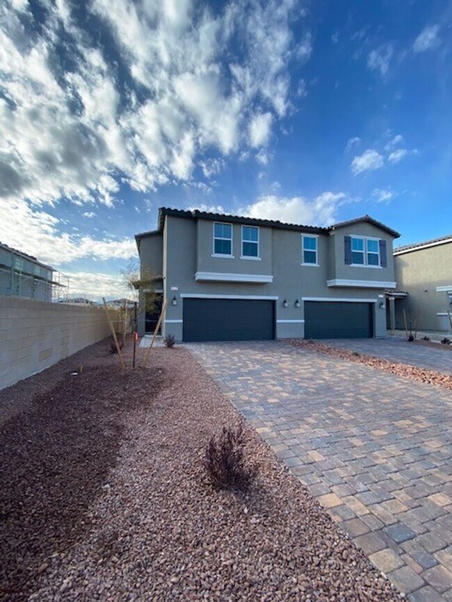 Building Photo - Modern North Las Vegas Townhome with Granite Countertops, Covered Patio & Open-Concept Living