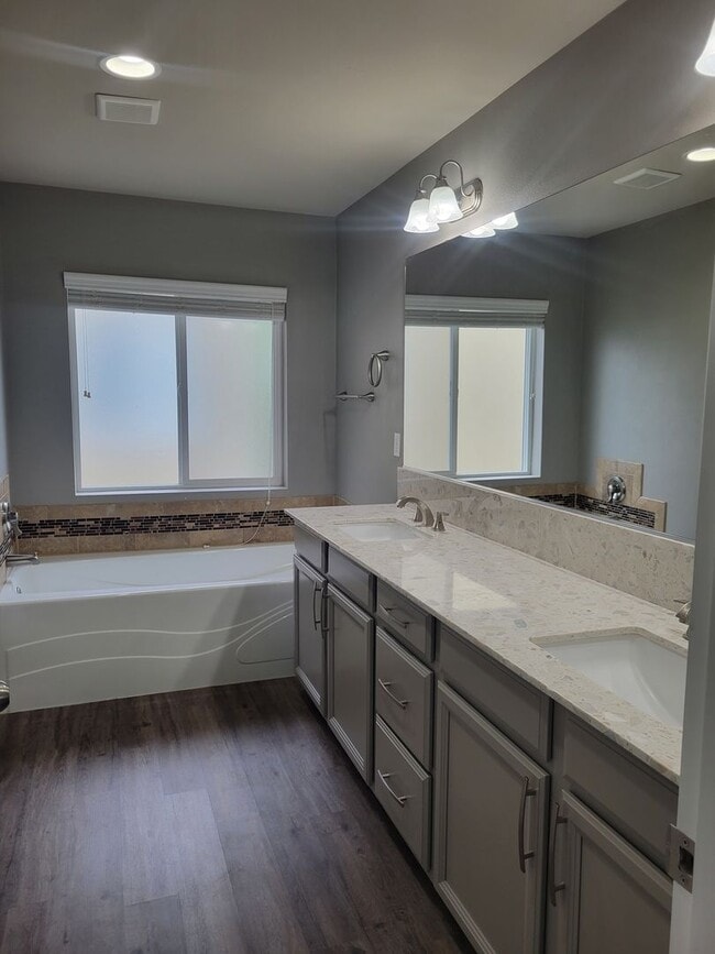 Building Photo - Great 3 bedr. with large loft in perfect l...