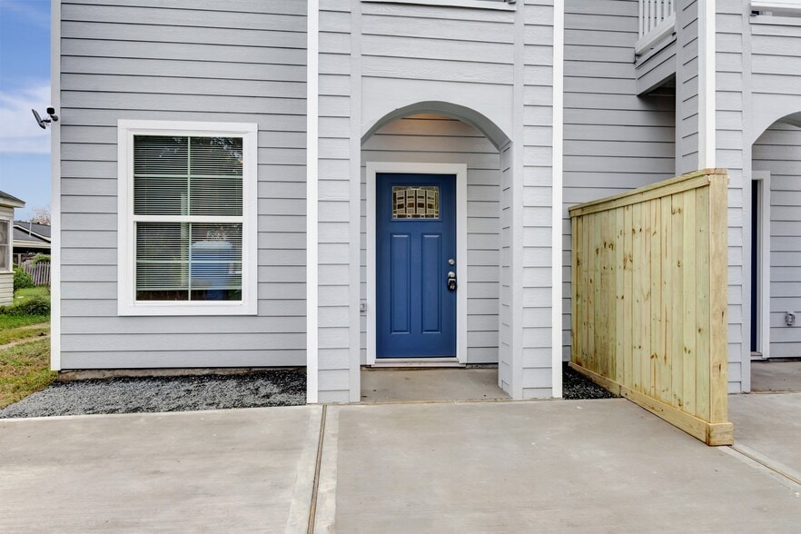 Building Photo - 21 Latham