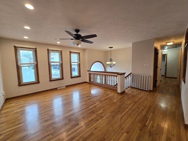 Building Photo - Beautiful Split Entry - 3 Bedroom 2.5 Bathroom in Rustic Ridge Estates