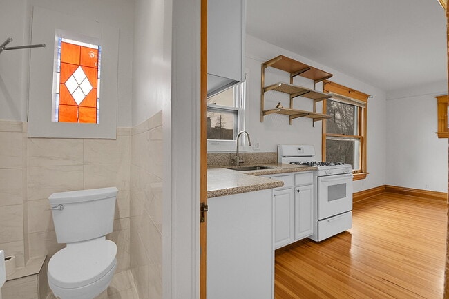 Building Photo - $1,475, 1 bed, 1 bath located in Denver