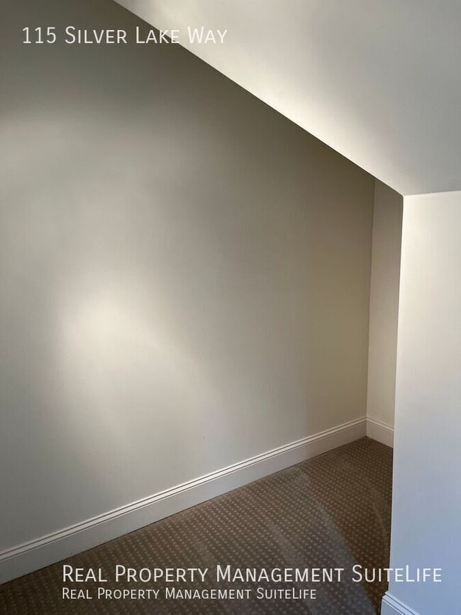 Building Photo - 115 Silver Lake Way