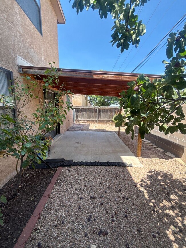 Building Photo - 6405 La Habra Ln NE