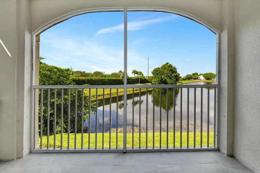 Building Photo - 815 W Boynton Beach Blvd