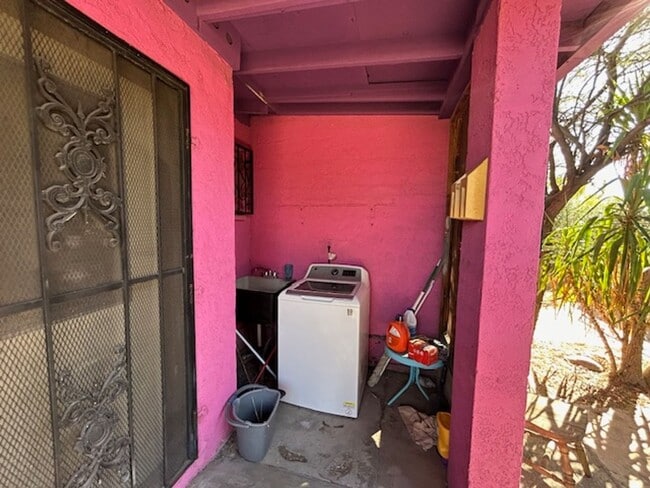 Building Photo - 3 bedrooms-1 bath - on 4th Ave