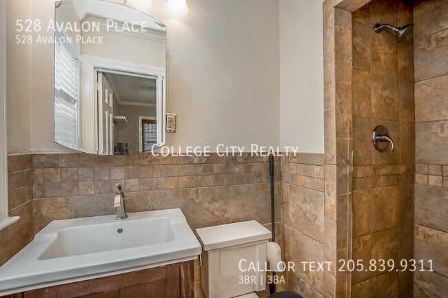 Building Photo - 528 Avalon Pl