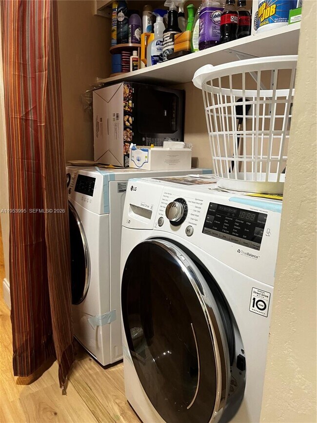 Building Photo - 5985 Del Lago Cir